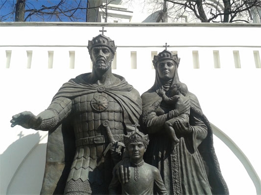 Памятник   Евфросинии Московской и   Димитрию Донскому